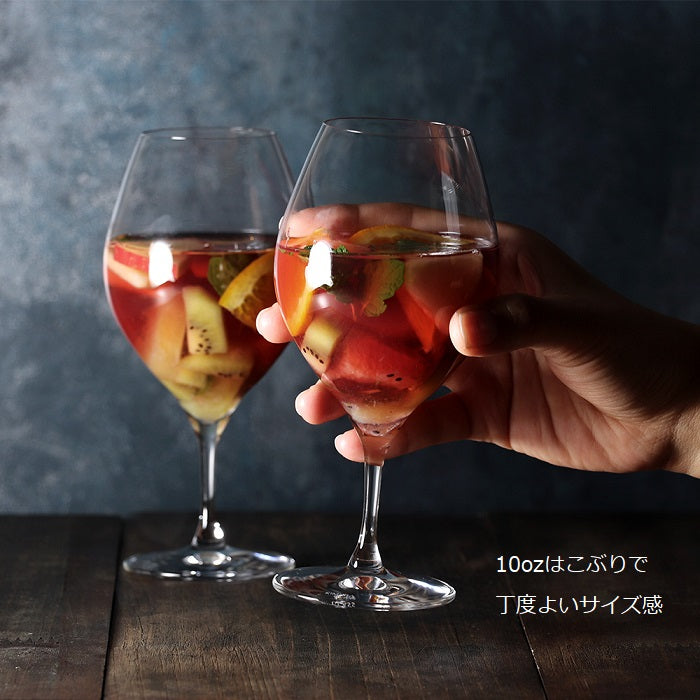 2700567 木村硝子店 ピッコロ ワイングラス10oz フルーツ入りドリンクを注いで手に持った使用イメージ