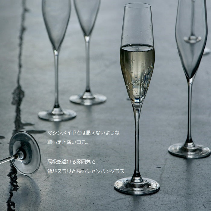 2700574 木村硝子店 ツル フルートグラス6oz 泡のある飲みものを注ぎ、複数のグラスと並べた使用イメージ