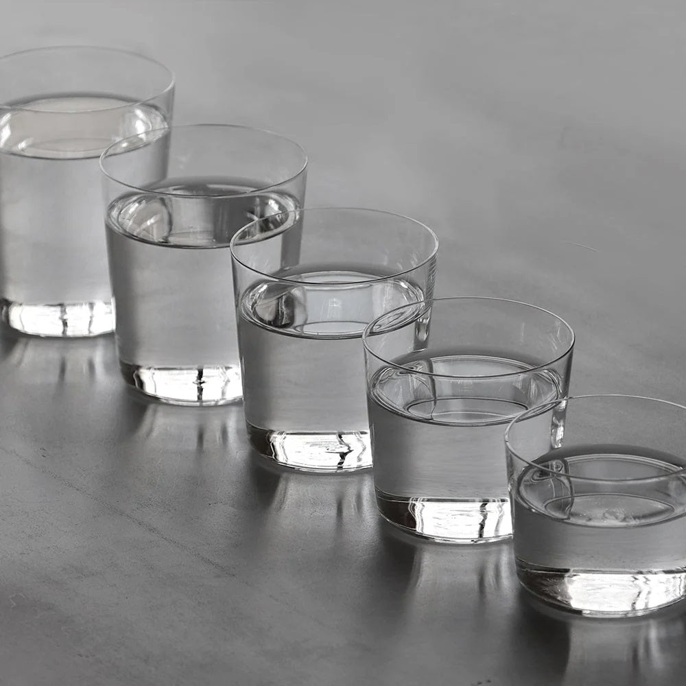 2700889 木村硝子店 ソバ ロックグラス 10oz 水を入れたサイズの異なるシリーズのグラスを斜めに並べた様子