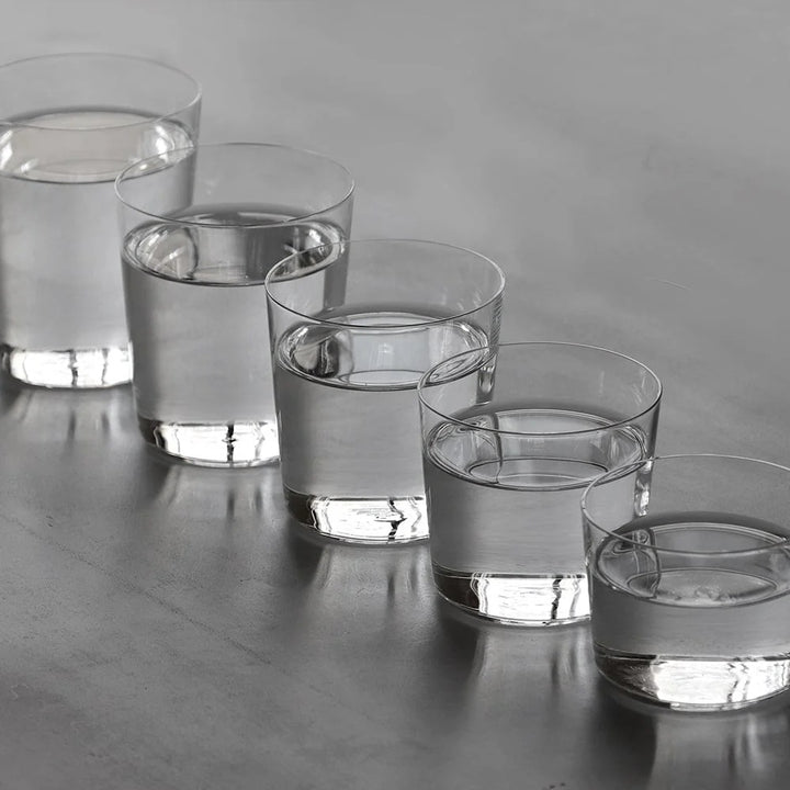 2700889 木村硝子店 ソバ ロックグラス 10oz 水を入れたサイズの異なるシリーズのグラスを斜めに並べた様子