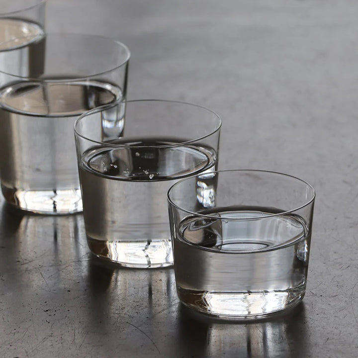 2700890 木村硝子店 ソバ ロックグラス 7oz 水を入れたサイズの異なるシリーズのグラスを並べた様子